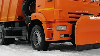 Мужчина бросился под снегоуборочную машину в Клинцовском районе