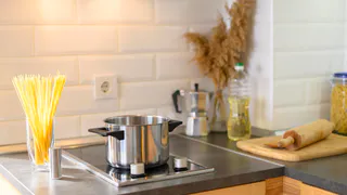 Жирных подтеков на кухне не останется — сделайте эффективную чистящую кашицу из 2 ингредиентов