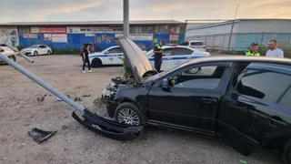 В Чебоксарах водитель иномарки врезался в столб: пострадали 2 детей