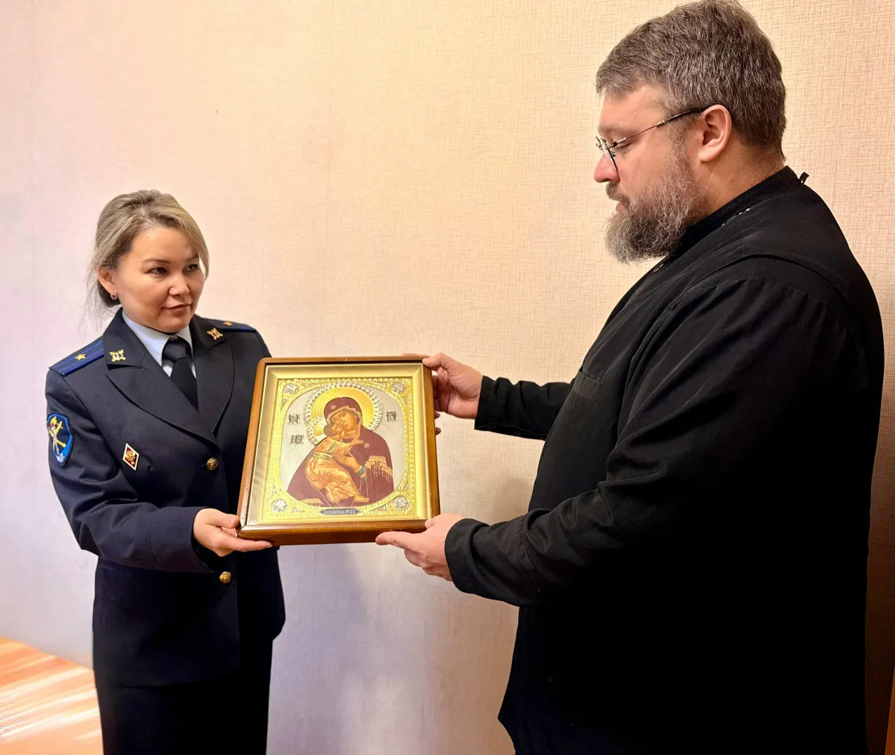 Сотрудники полиции вернули храму похищенную в Магнитогорске икону