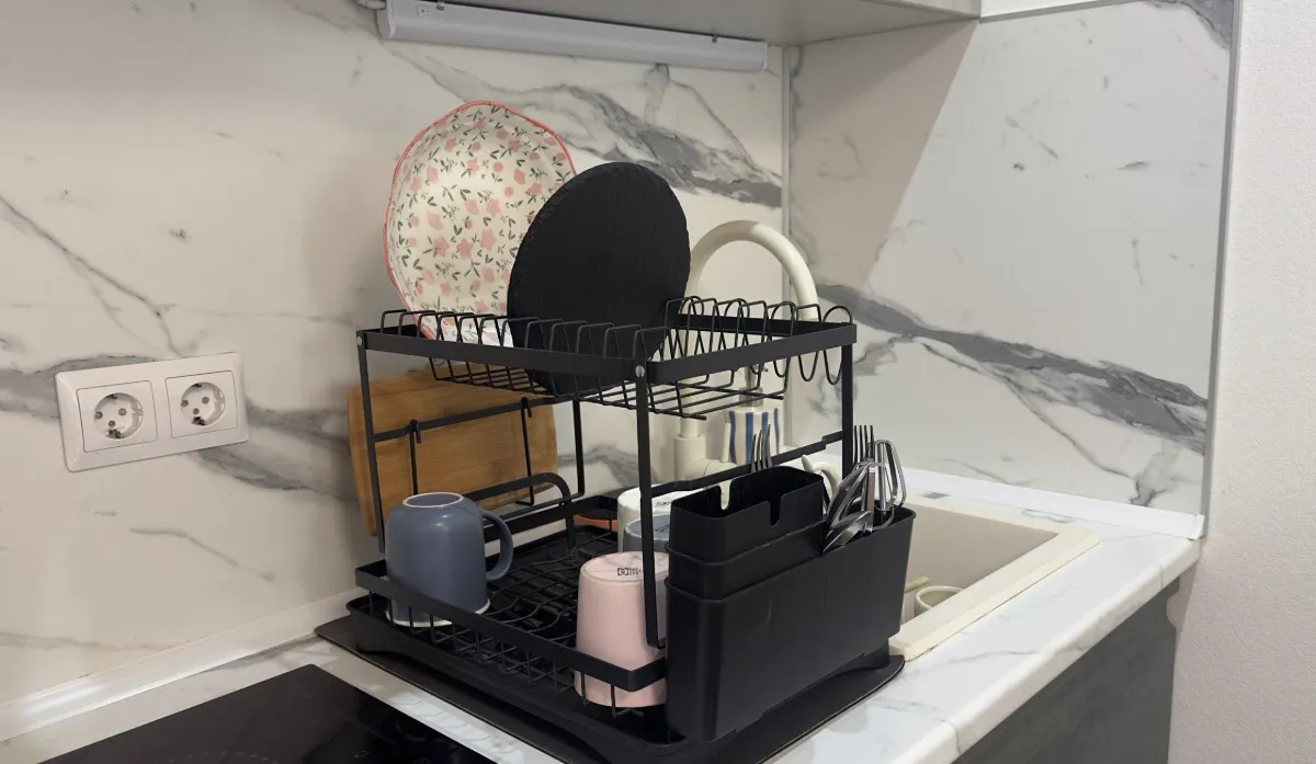 Посуда блестит ярче, чем новая: ресторанный способ мыть жирные сковородки без химии