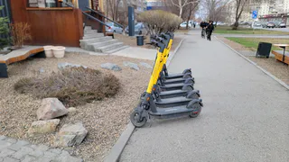 В Магнитогорске 17-летний подросток попал в реанимации после падения с электросамоката