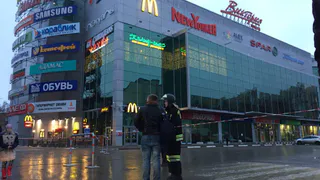 Опубликованы фотографии с места эвакуации ТЦ "Виктория Плаза"