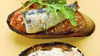 Делаем простой бутерброд с вкуснейшей рыбой