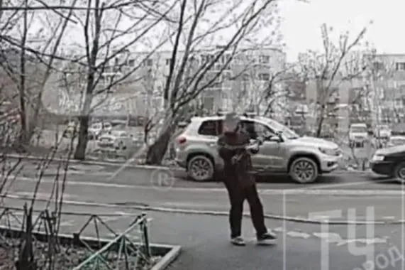 Мужчина, разгуливающий по улице с оружием в руках, напугал челябинцев