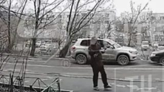 Мужчина, разгуливающий по улице с оружием в руках, напугал челябинцев