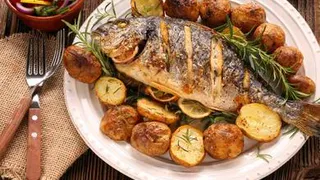 При жарке рыбы, имейте под рукой дольку лимона