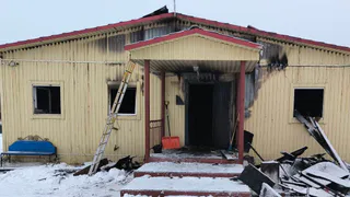 В Усинске загорелось административное здание: за сутки в Коми на пожарах погибли два человека