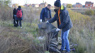 Собрали почти 100 мешков мусора: активисты прошлись по берегу Борковского карьера