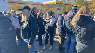 Во время поиска мать Елены Логуновой сопровождают федеральные журналисты