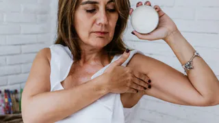 Смачиваете тампон, 2 раза протрите подмышки – блокирует запах пота на весь день