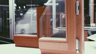 Сравниваем дерево и пластик: какие окна лучше выбрать?