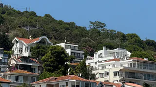 Купили дом мечты в Абхазии, сделали ремонт, а через год сбежали, оставив почти всё имущество: вот в чём причина