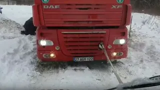 Турецкий дальнобойщик застрял в сугробах в Белых Берегах