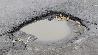 Проблема с ямами на дороге так и не решилась: насколько небезопасной стала автодорога «Рязань - Ряжск»