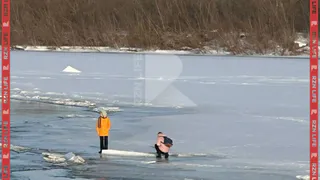 Жительница Рязани засняла школьников, которые вышли на лед водоема