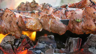 Идеальный шашлык: рецепт с минералкой для мягкости и сочности