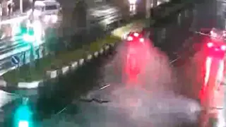 Видео: автомобиль протаранил разделительную полосу на Московском шоссе