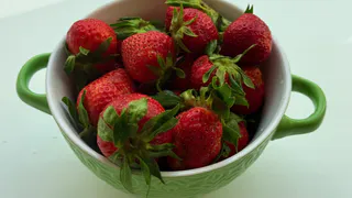 При первой обработке – обязательно, смешиваем 12 г с водой – клубничные грядки ломятся от ягод: собираем тоннами