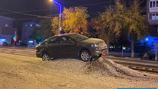  Volkswagen влетел в кучу щебня в Магнитогорске