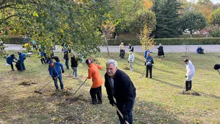 Депутаты и сотрудники аппарата Госсовета провели уборку в Мемориальном парке