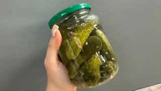 Мариную огурчики по-баварски — получаются намного вкуснее, чем в магазине: прозрачный рассол и минимум уксуса