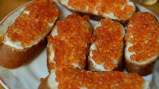 Красная гадость в жестяной банке: Роскачество назвало марки красной икры, которые испортят любой новогодний стол