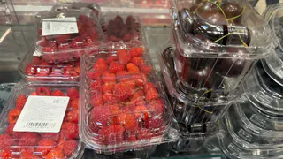 Самая вредная ягода: а мы постоянно едим ее как деликатес, еще и детям даем пробовать