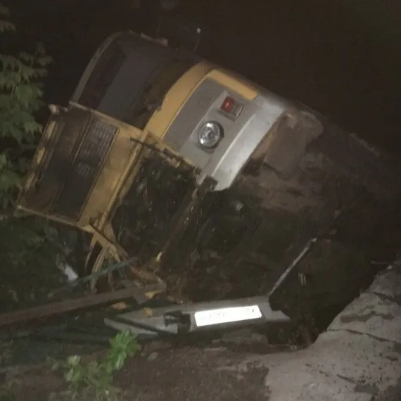 В Клинцовском районе автобус с футболистами упал с моста