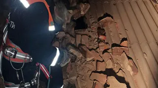 На левом берегу в Магнитогорске ураганным ветром с дома сдуло часть кровли