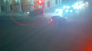 Опубликовано видео ДТП в центре Рязани, где внедорожник вылетел на тротуар и сбил двух пешеходов