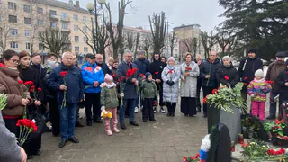 Скорбим и молимся: жители Владимира продолжают нести цветы в память о погибших