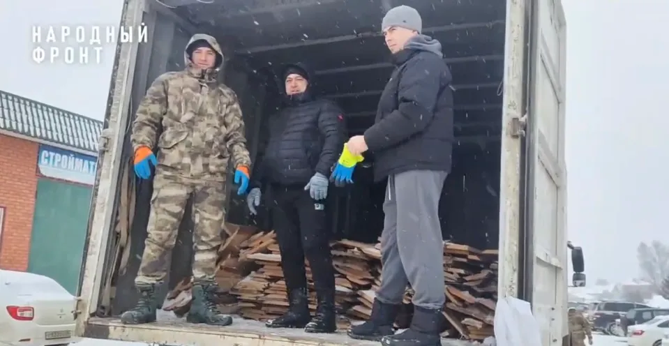 Жители Средней Елюзани передали гуманитарный груз бойцам СВО