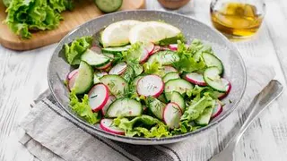Меню для дачи: салат с редиской и огурцом