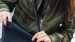 Во Владимире задержали двух местных женщин, подозреваемых в краже вещей из дамской сумки