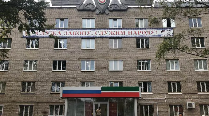 Возле здания УВД совершено нападение на полицейских