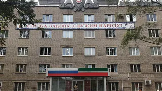 Возле здания УВД совершено нападение на полицейских