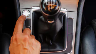 В РФ предложили ввести возрастные ограничения на вождение автомобиля, установив максимальный возраст для водителей