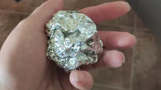 Катаю шарики из фольги и закидываю в унитаз: теперь даже соседи приходят посмотреть какой он чистый