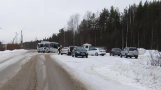 Водитель Volkswagen врезался в автобус в Коми, имея 89 нарушений ПДД