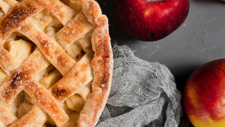 Замешиваем за 5 минут и подаем ароматный яблочный пирог: съедается до того, как успеете моргнуть — лучше, чем шарлотка