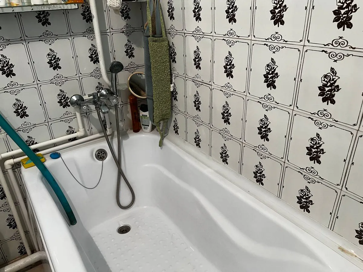 Всего один стакан - и ванна станет ослепительно чистой: больше никакого налета и ржавчины, лайфхак от эксперта