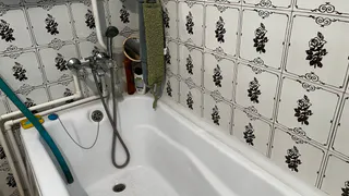 Нагреваем уксус с солью и выливаем этот микс в ванну: и даже самая старая засияет как новая - лайфхак на миллион