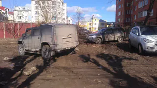 Жалоба от читателя: автомобилисты паркуются в грязи