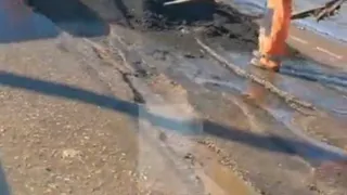 Впрочем, ничего нового: рязанские дорожники укладывают асфальт в лужи