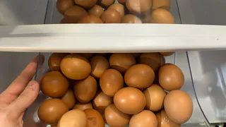 Коробка яиц кажется выгодной — пара минут проверки спасают от разочарования: проверьте эту букву на скорлупе