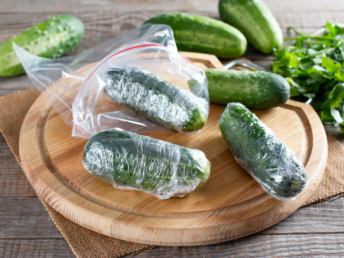 Замораживаю огурцы целиком — зимой добавляю в салат: вкус как с грядки, никакой мороки
