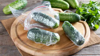 Замораживаю огурцы целиком — зимой добавляю в салат: вкус как с грядки, никакой мороки
