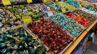 Зашла в магазин для богатых и купила полный пакет дешевых продуктов. Даже пенсионеры знают этот секрет