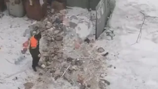 Полигоны не нужны: мусоровоз вывалил груз на рязанскую парковку